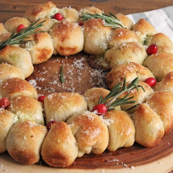 Garlic Knot Pull Apart Bread